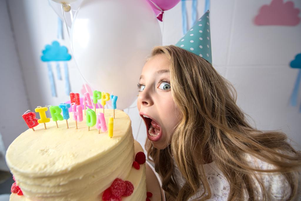dziewczynka z tortem urodzinowym - Zdjęcie, obraz
