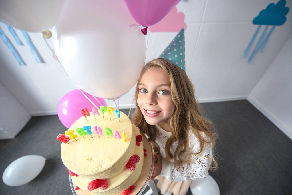 маленькая девочка с праздничным тортом - Фото, изображение