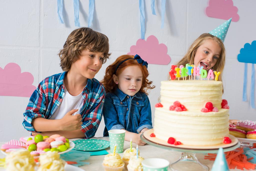 enfants mangeant des bonbons à la table d'anniversaire
  - Photo, image