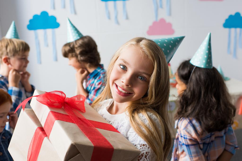 багатоетнічні діти з подарунками на день народження
 - Фото, зображення