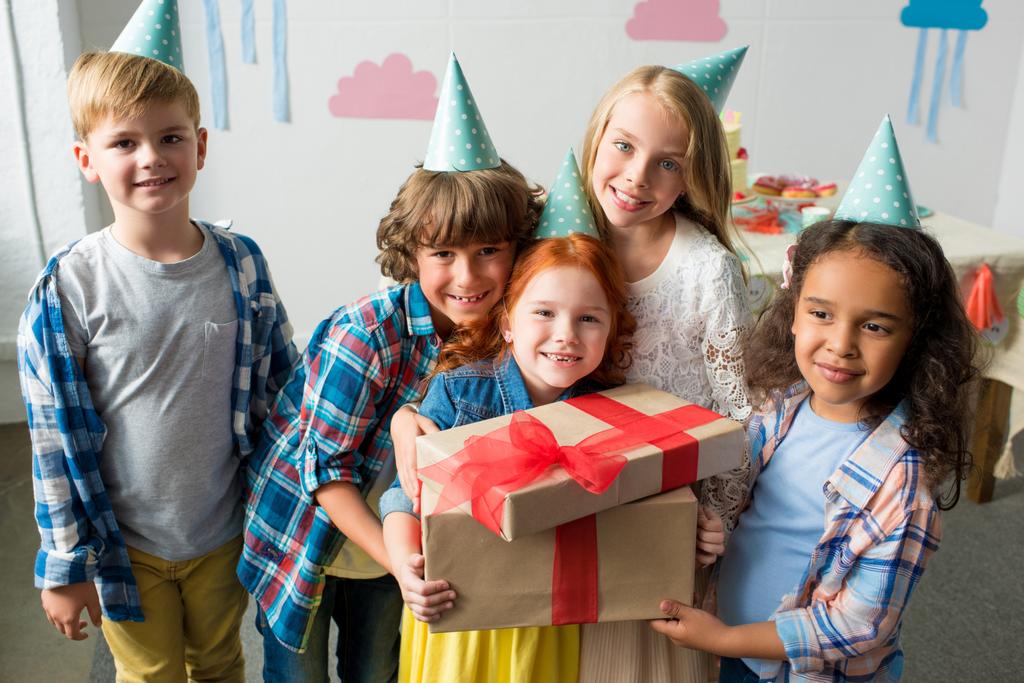 niños multiétnicos con regalos de cumpleaños
 - Foto, imagen
