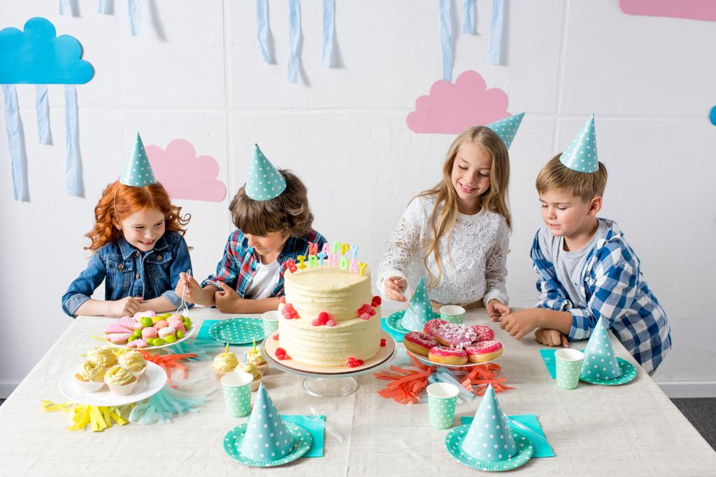 crianças felizes na mesa de aniversário
  - Foto, Imagem
