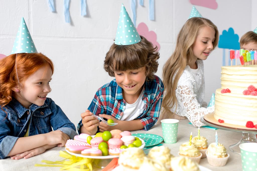 niños felices en la mesa de cumpleaños
  - Foto, Imagen