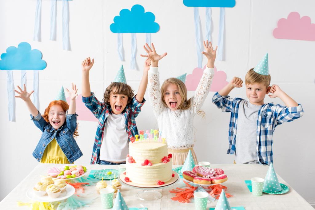 boldog gyerekek születésnapi asztalnál  - Fotó, kép