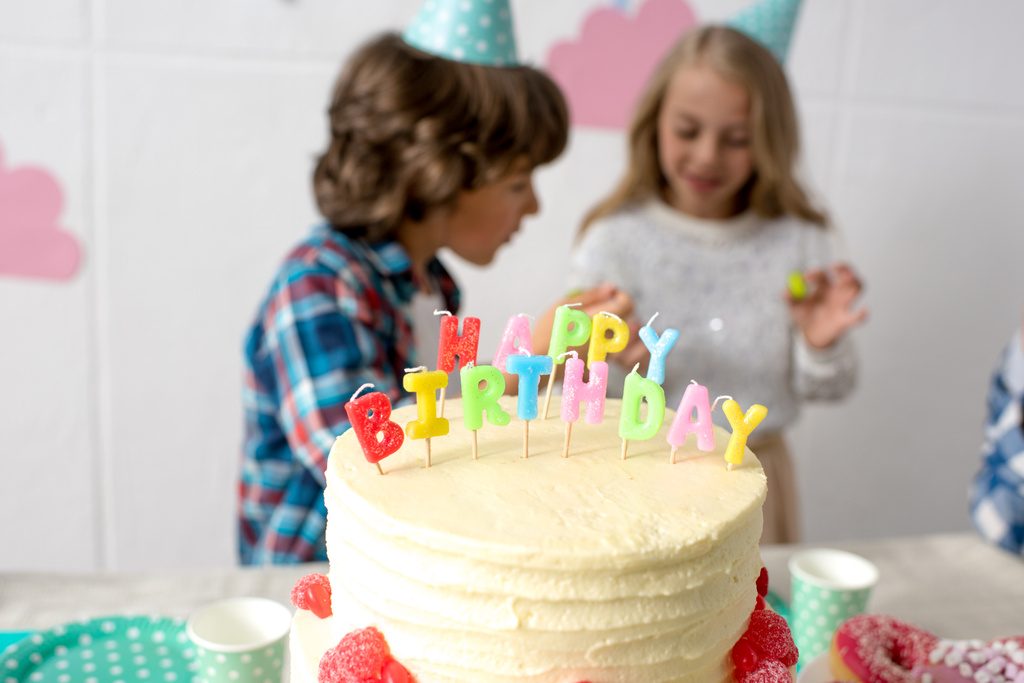 Crianças felizes com bolo de aniversário
 - Foto, Imagem