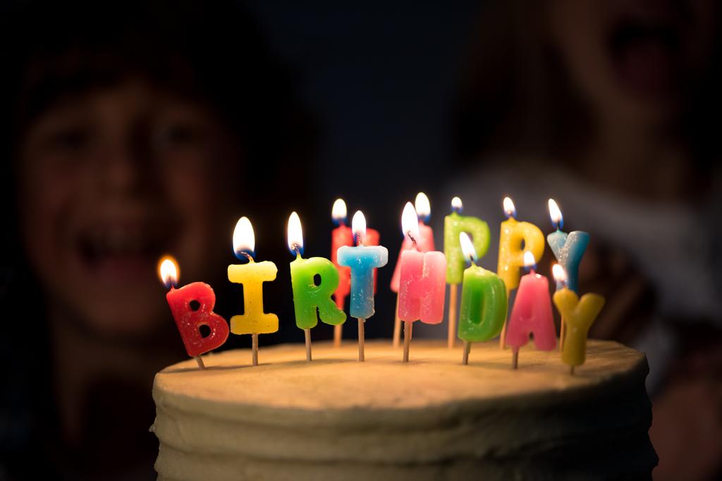 Torta di compleanno con candele accese - Foto, immagini