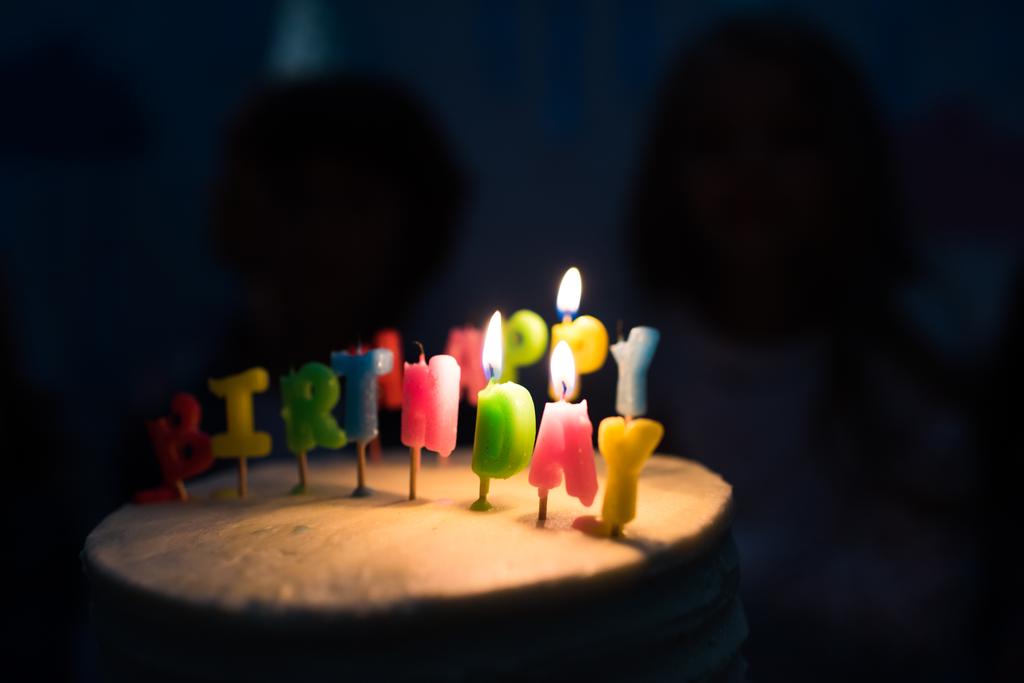 暗い部屋でろうそくを燃やすと美味しい誕生日ケーキのクローズ アップ ビュー ロイヤリティフリー写真 画像素材