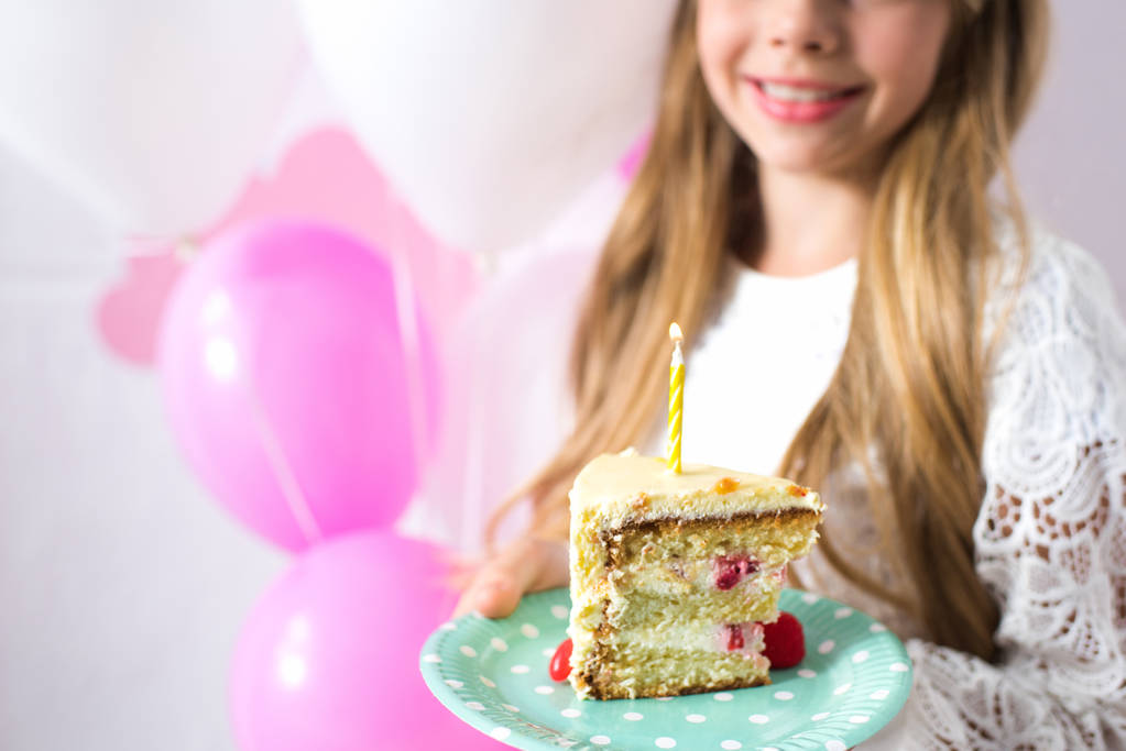 Dívka drží narozeninový dort - Fotografie, Obrázek
