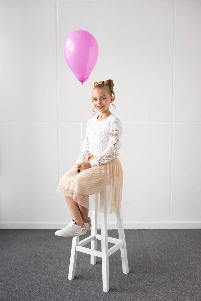 niedliches kleines Mädchen mit Luftballon - Foto, Bild