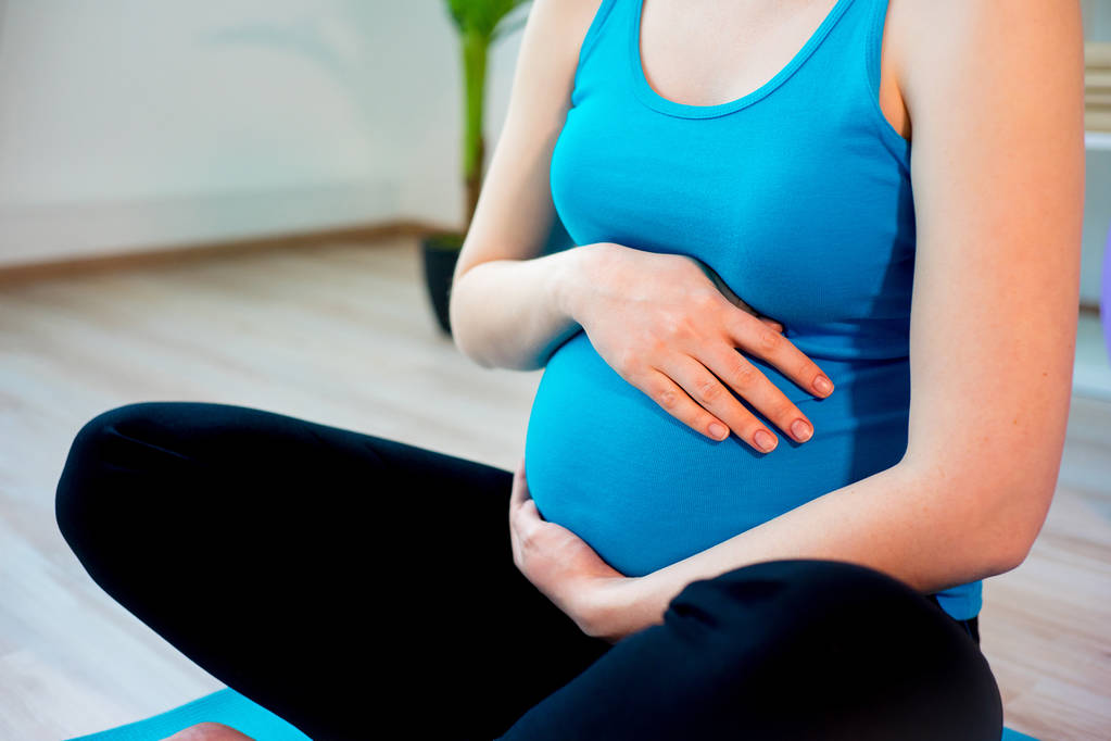 Terhes nő jógázik - Fotó, kép