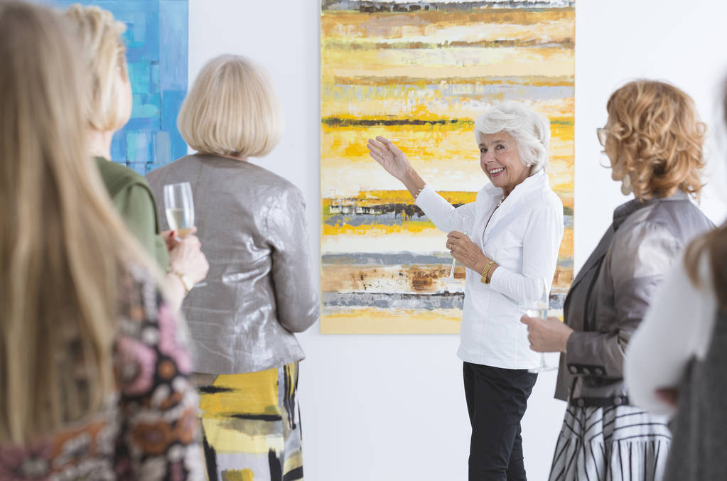 Lady praten over schilderkunst - Foto, afbeelding