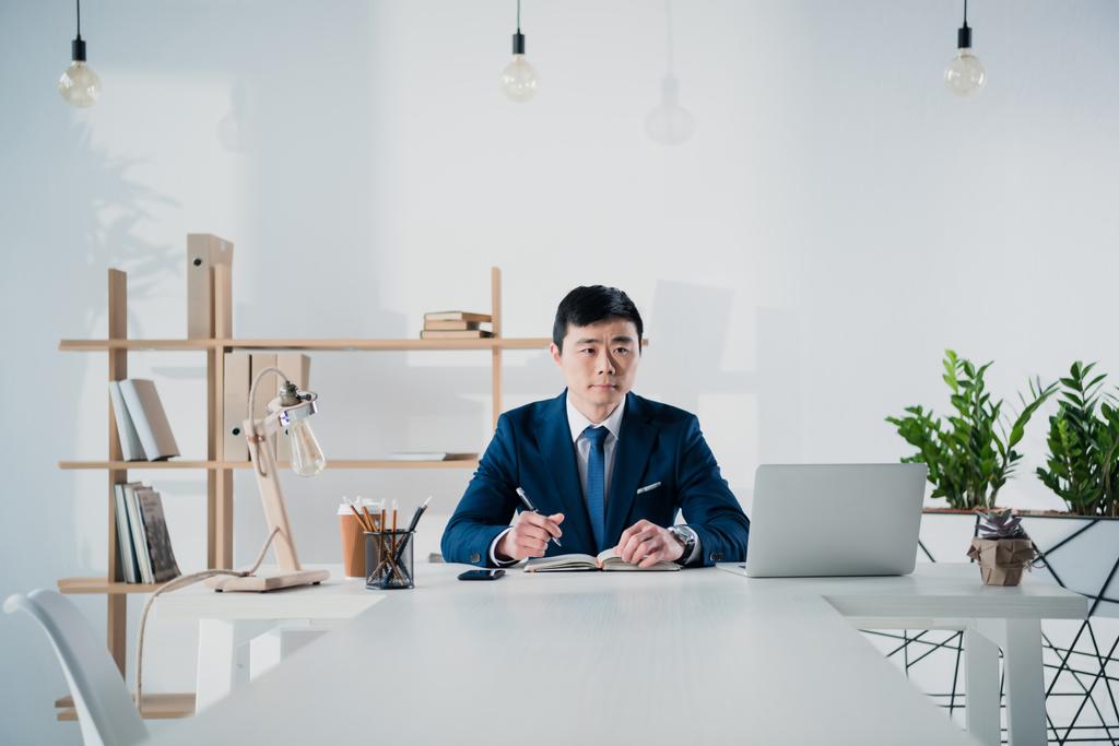 hezký asijské podnikatel - Fotografie, Obrázek