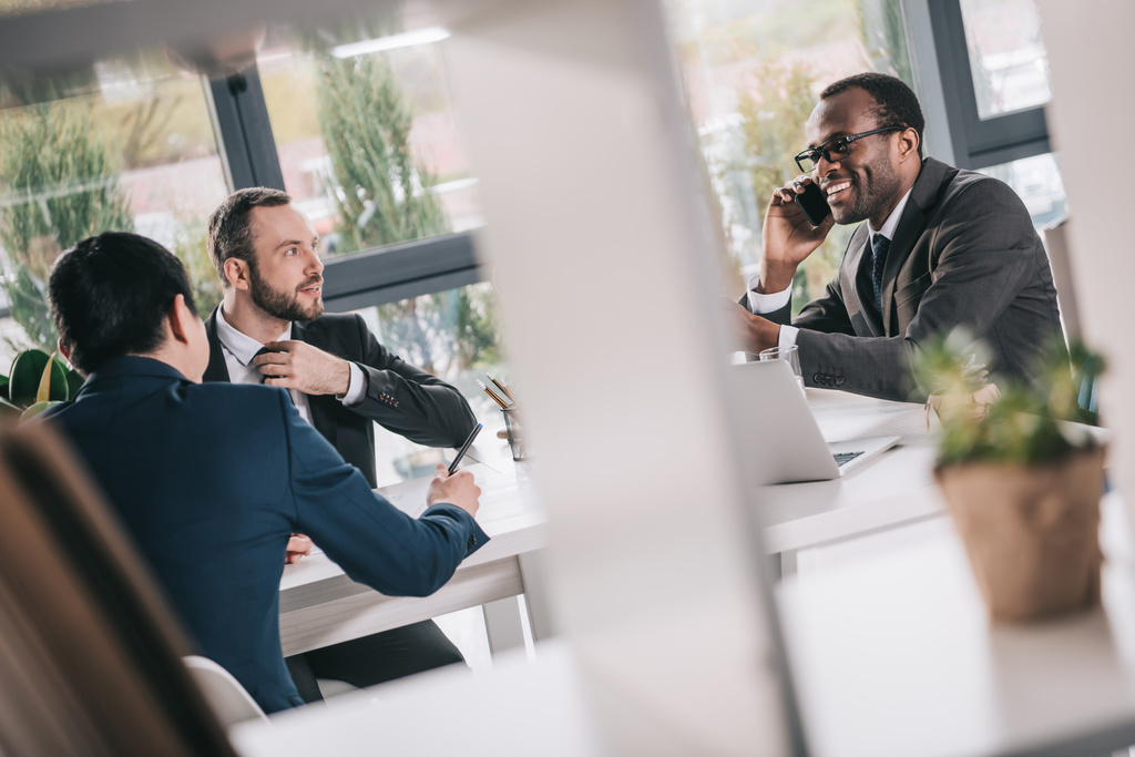 hombres de negocios multiéticos teniendo conversación
 - Foto, Imagen