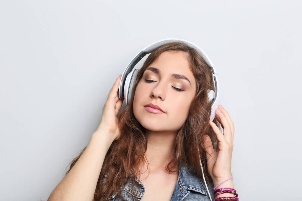 Fiatal nő fülhallgatóval  - Fotó, kép