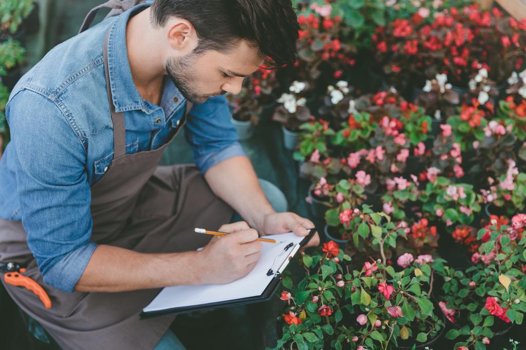 jardinier prendre des notes pendant le travail
 - Photo, image