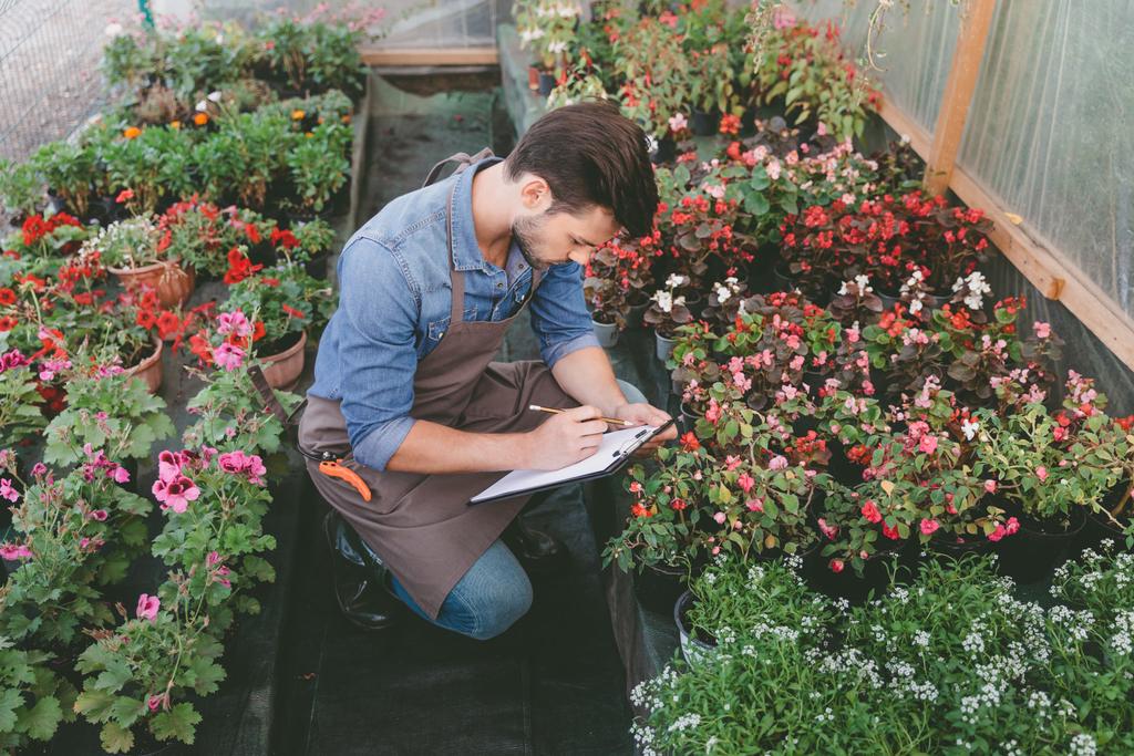 садівник робить нотатки під час роботи
 - Фото, зображення