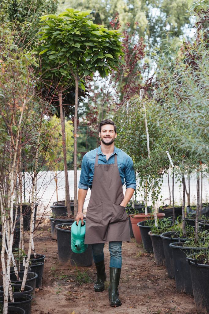 садівник з лійкою в руці
 - Фото, зображення