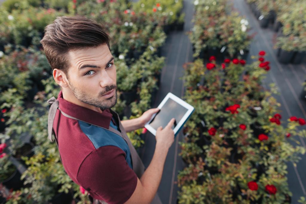 Bahçıvan Bahçe çalışması sırasında tablet ile - Fotoğraf, Görsel