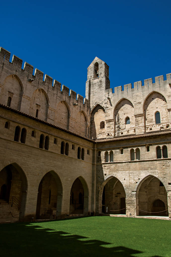 Vista del patio y los edificios interiores del Palacio de los Papas de Aviñón
. - Foto, Imagen