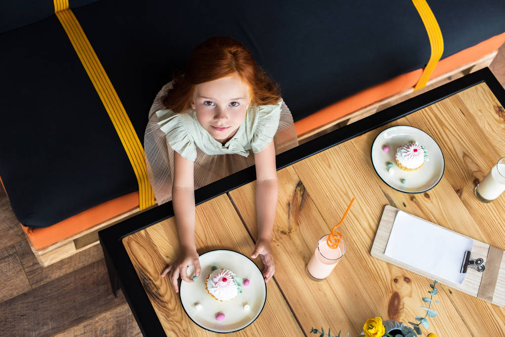 cupcake kafede yemek kız - Fotoğraf, Görsel