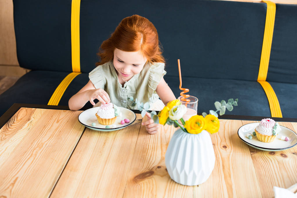 девушка ест кексы в кафе
 - Фото, изображение