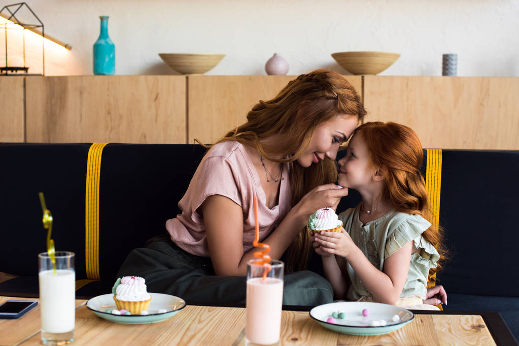 Mutter und Tochter im Café - Foto, Bild