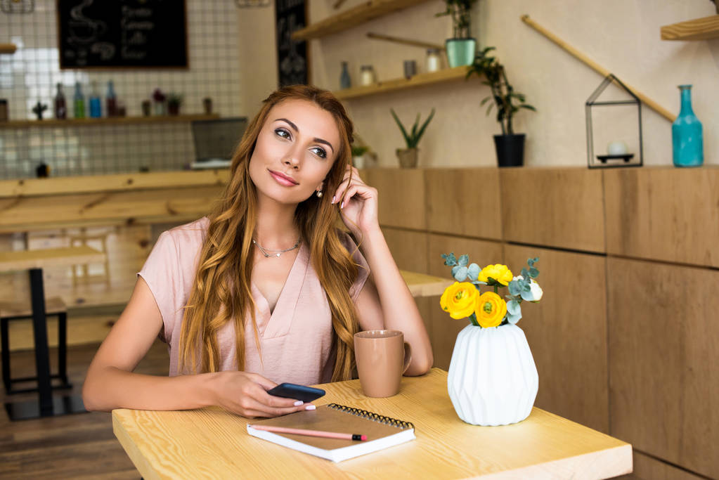 Frau benutzt Smartphone im Café - Foto, Bild