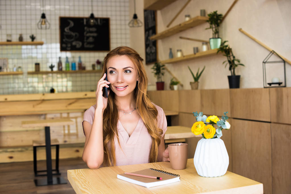 Frau benutzt Smartphone im Café - Foto, Bild