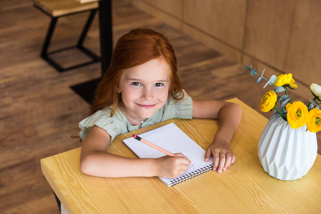 Vöröshajú lány asztalnál rajz   - Fotó, kép