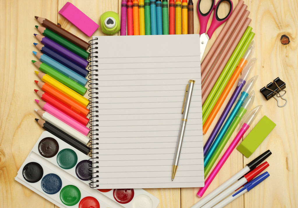 σχολείο και το γραφείο προμηθειών. Σχολικό υπόβαθρο. χρωματιστά μολύβια, στυλό, πόνους, χαρτί για σχολική και φοιτητική εκπαίδευση σε ξύλινο υπόβαθρο. το Top view - Φωτογραφία, εικόνα
