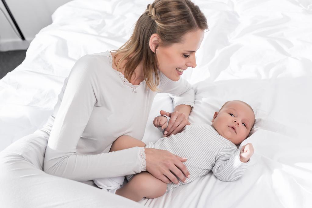 küçük bebek ile anne - Fotoğraf, Görsel