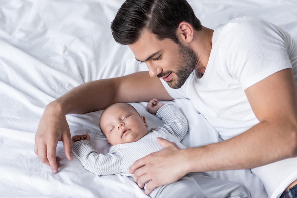 padre con bambino dormiente
 - Foto, immagini