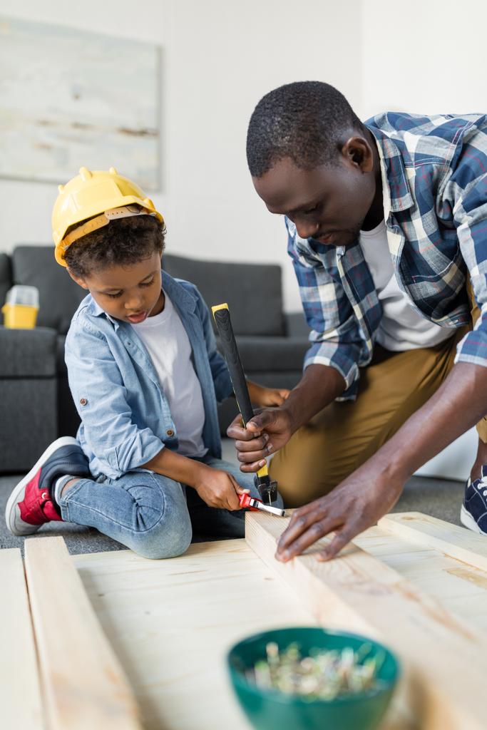 афро-американський батько і син роблять ремонт
 - Фото, зображення