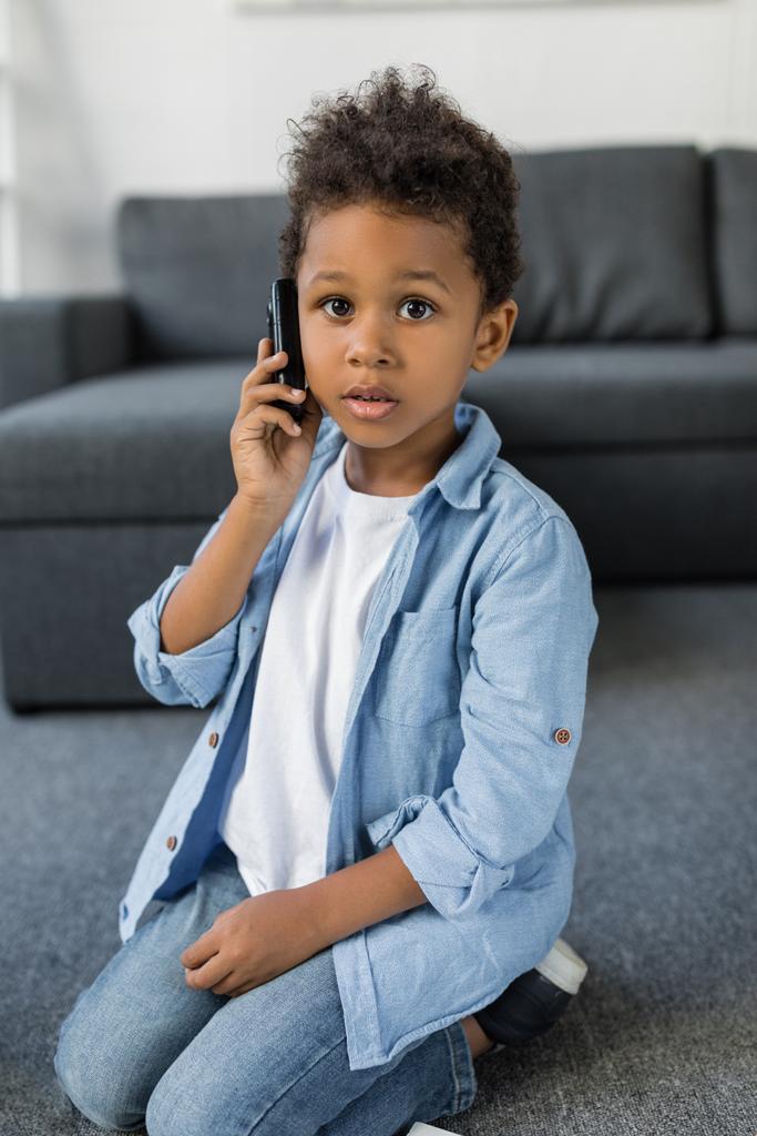 roztomilý afro kluk mluvil po telefonu - Fotografie, Obrázek