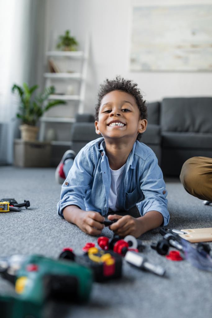 Afrikkalainen-amerikkalainen poika lelutyökaluilla
 - Valokuva, kuva