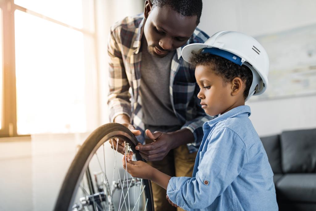 afro isä ja poika korjaus polkupyörän
 - Valokuva, kuva