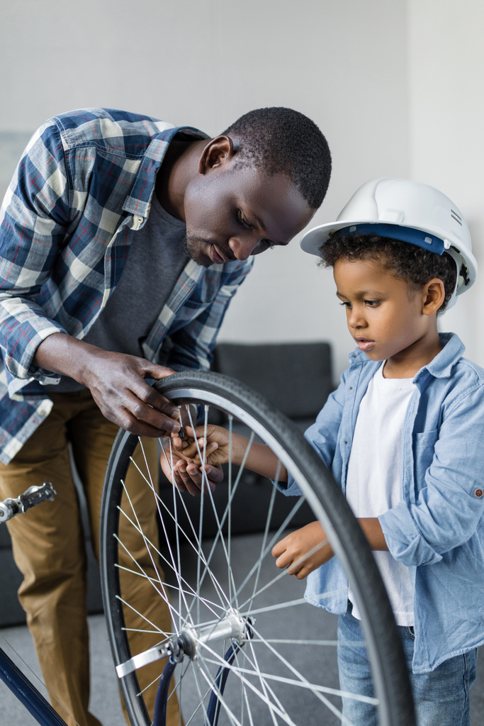 afro Atya és fiú kerékpár javítás - Fotó, kép