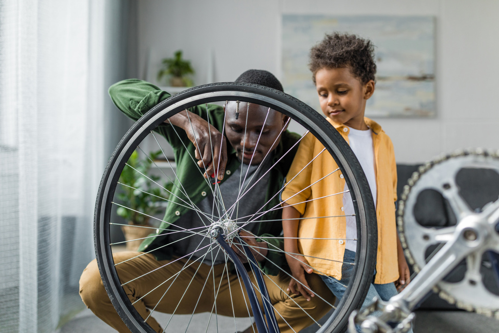 Αφρο πατέρας και γιος επισκευή ποδηλάτων - Φωτογραφία, εικόνα