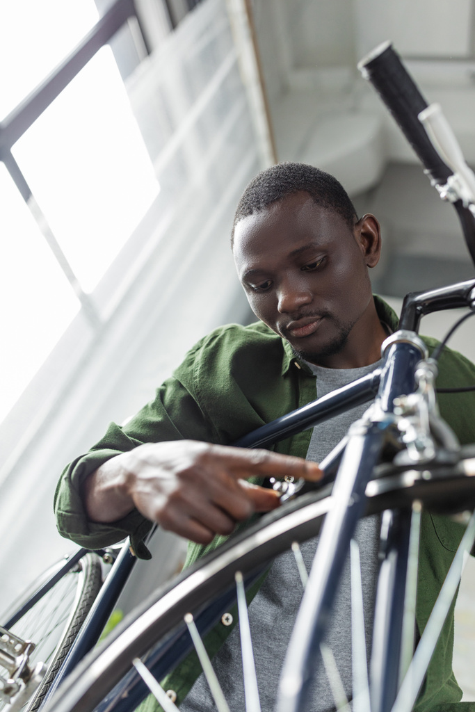 アフロの男が自宅に自転車を修理 - 写真・画像