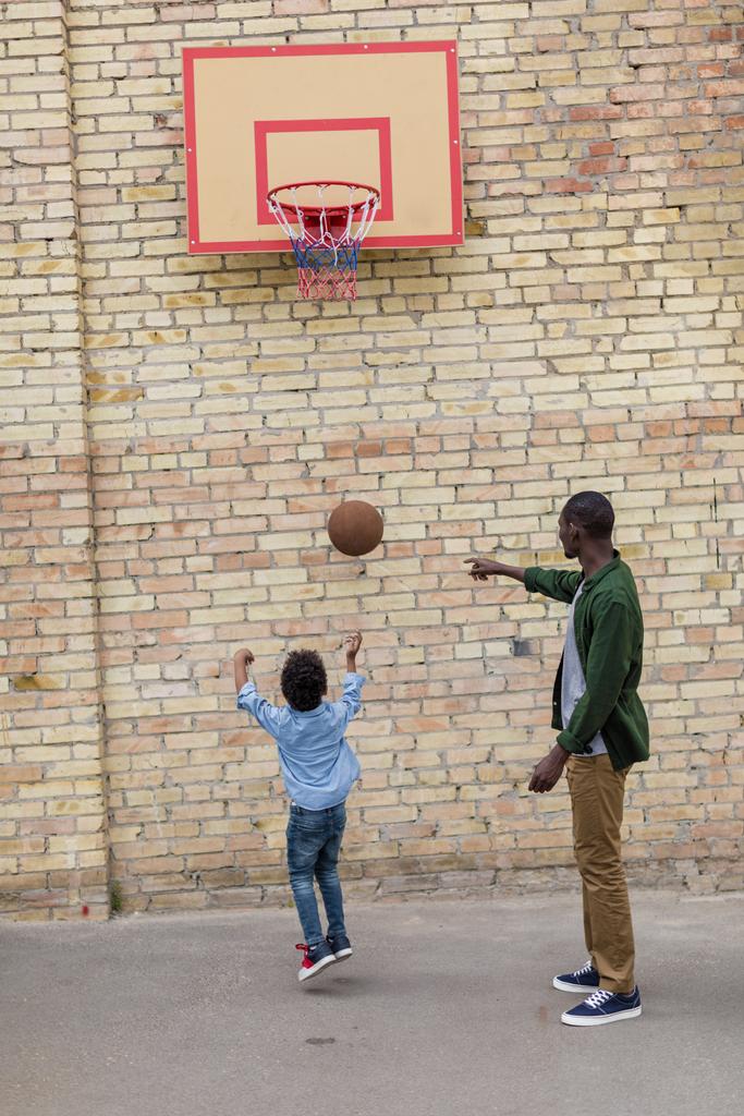πατέρας και γιος που παίζει μπάσκετ μαζί - Φωτογραφία, εικόνα