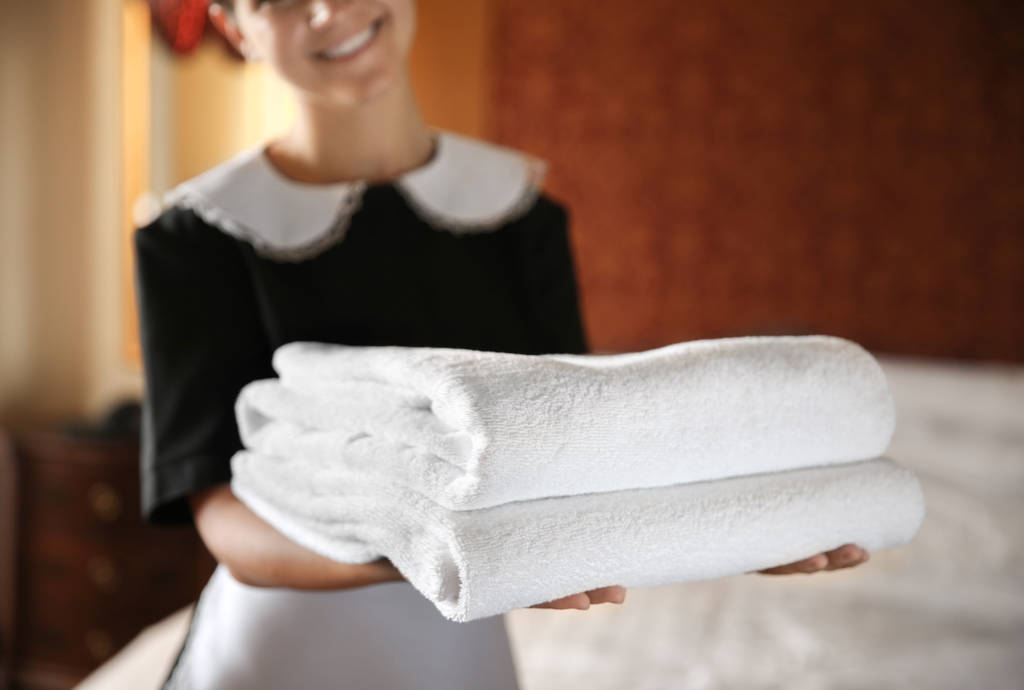 Zimmermädchen mit sauberen Handtüchern - Foto, Bild