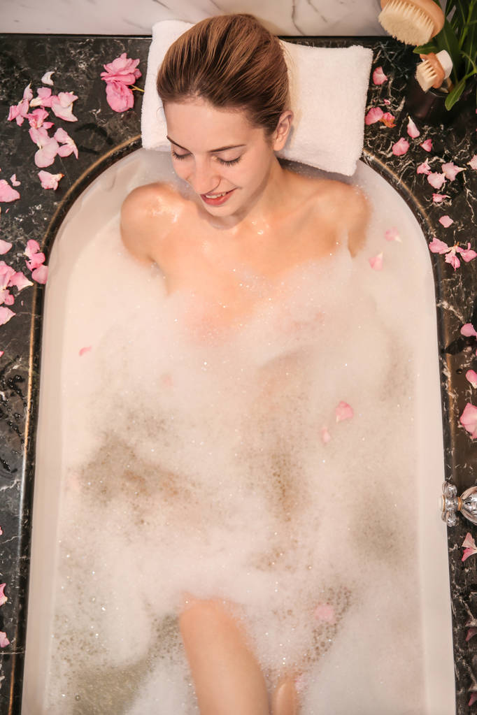 Nainen rentouttava kylvyssä  - Valokuva, kuva