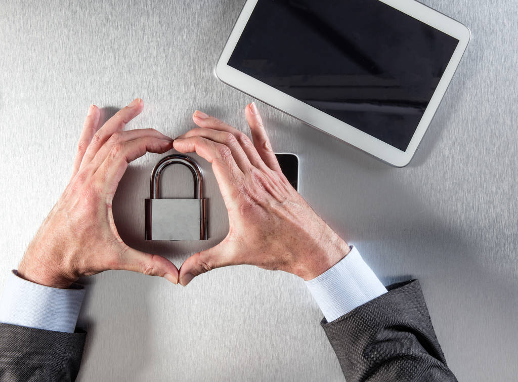 zakenman hands aanduiding kern symbool van professionele beveiliging, gegevens vertrouwen - Foto, afbeelding