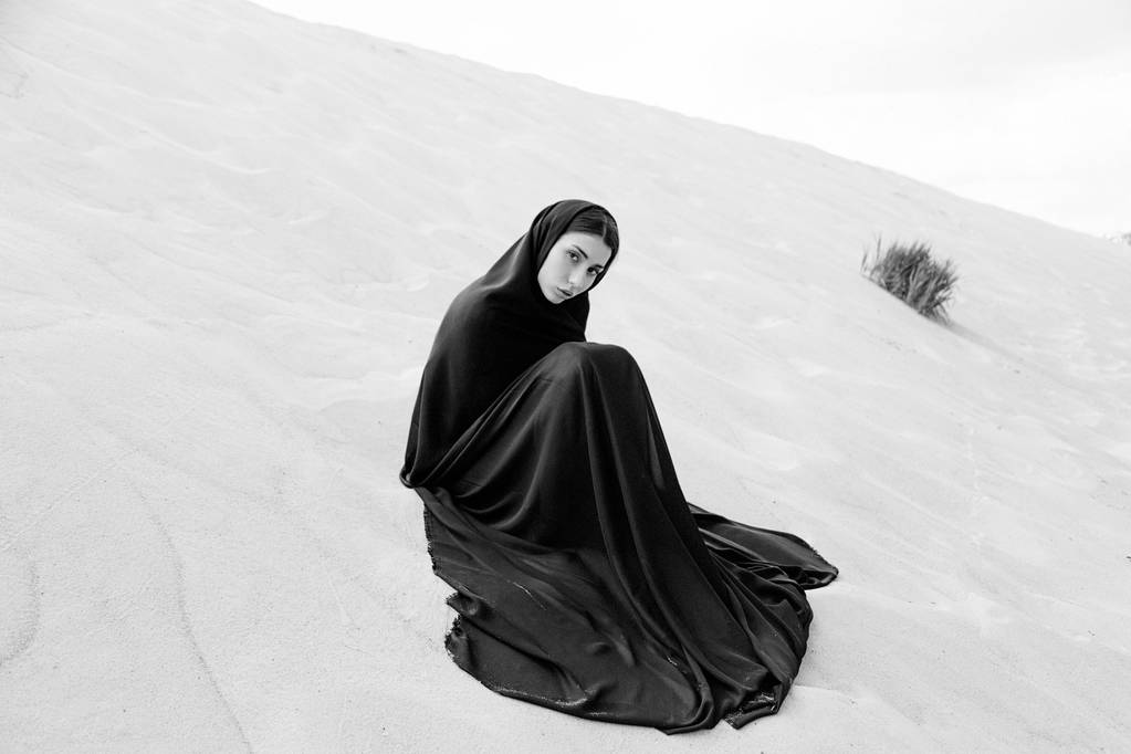 молода жінка в темній сукні
 - Фото, зображення