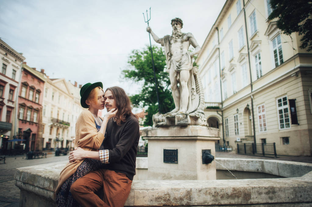 coppia che si abbraccia nel centro della città vecchia
 - Foto, immagini