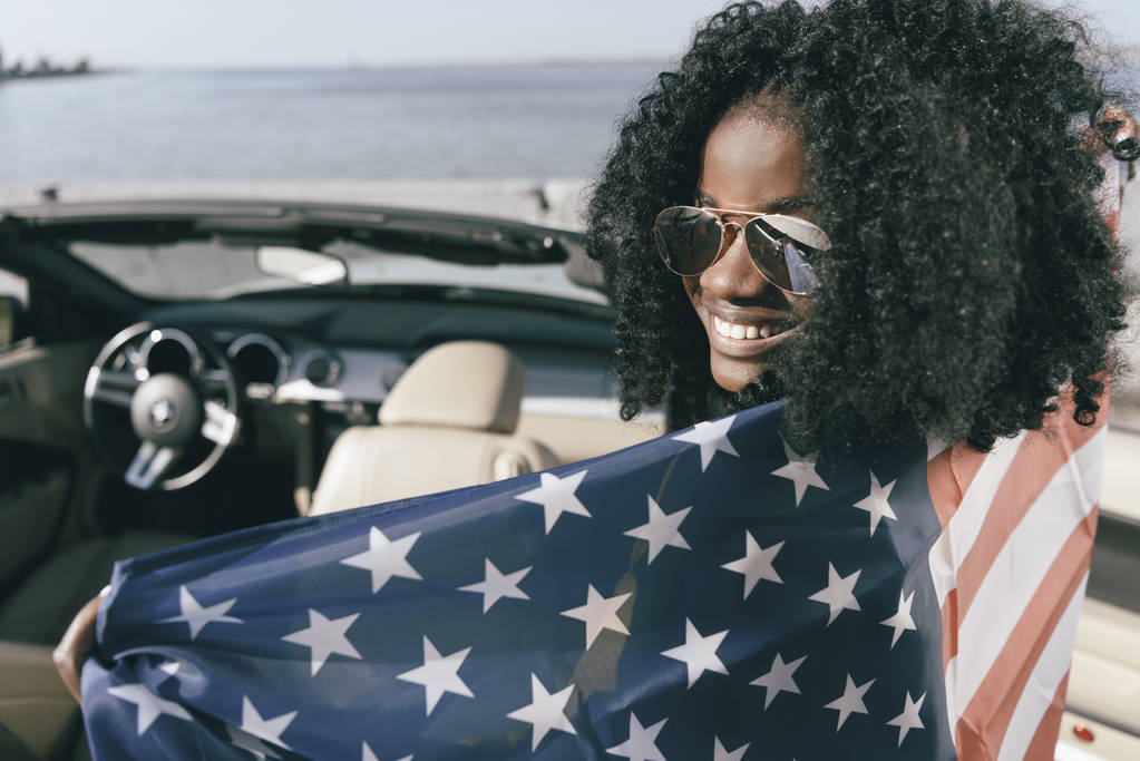 アメリカの国旗を持つアフリカ系アメリカ人の女性 - 写真・画像