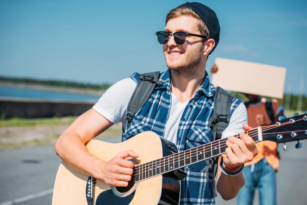 білий чоловік грає на гітарі
 - Фото, зображення