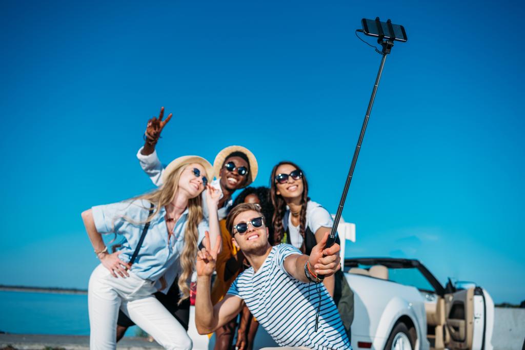 amigos multiétnicos tomando selfie juntos
 - Foto, imagen