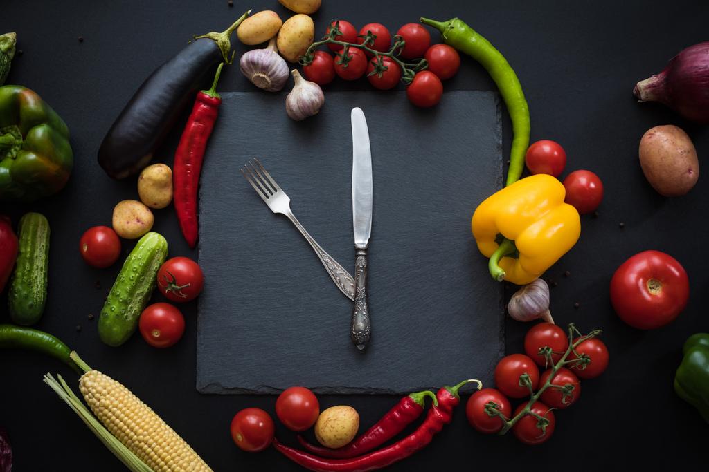 стиглі овочі і дошка для шиферу
 - Фото, зображення