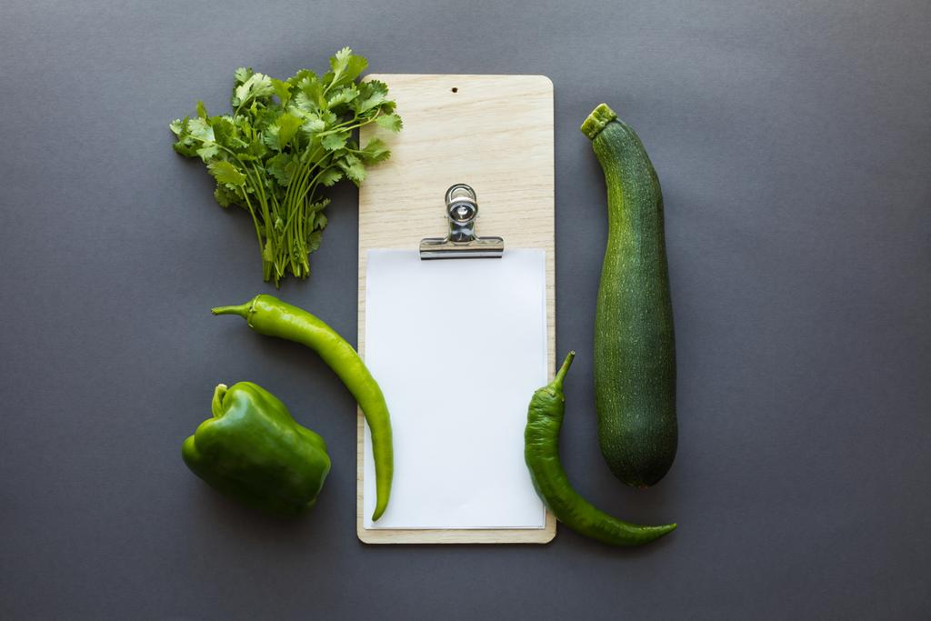 Gemüse mit leerem Papier und Schneidebrett - Foto, Bild
